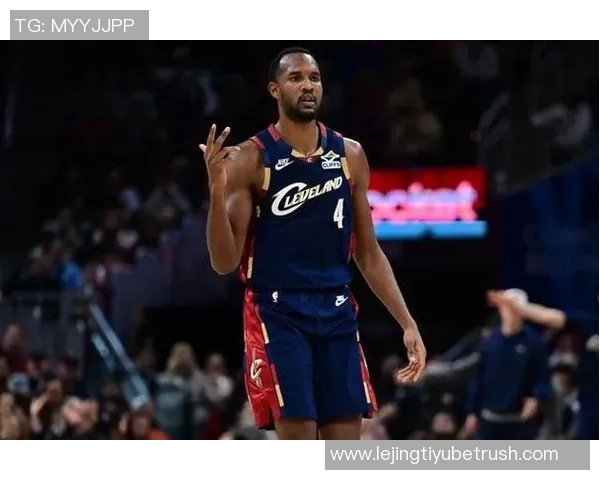 莫布里上半场表现出色三投三中贡献八分三板两助攻助力球队攻势